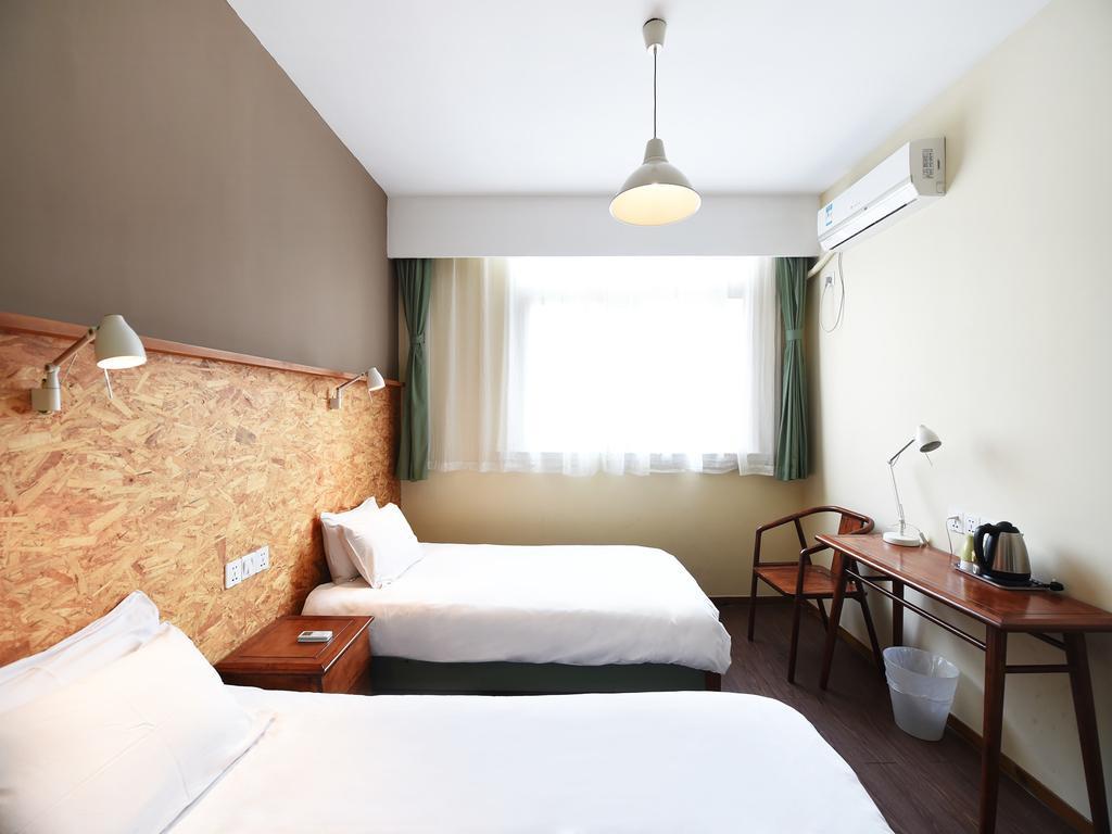 Mingtown Nanjing Road Youth Hostel Shanghai Room photo