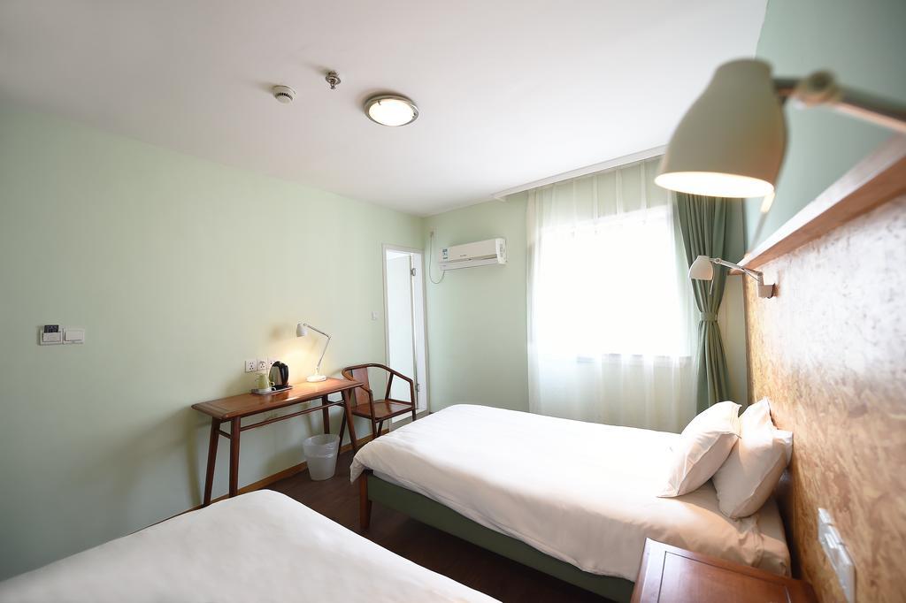 Mingtown Nanjing Road Youth Hostel Shanghai Exterior photo